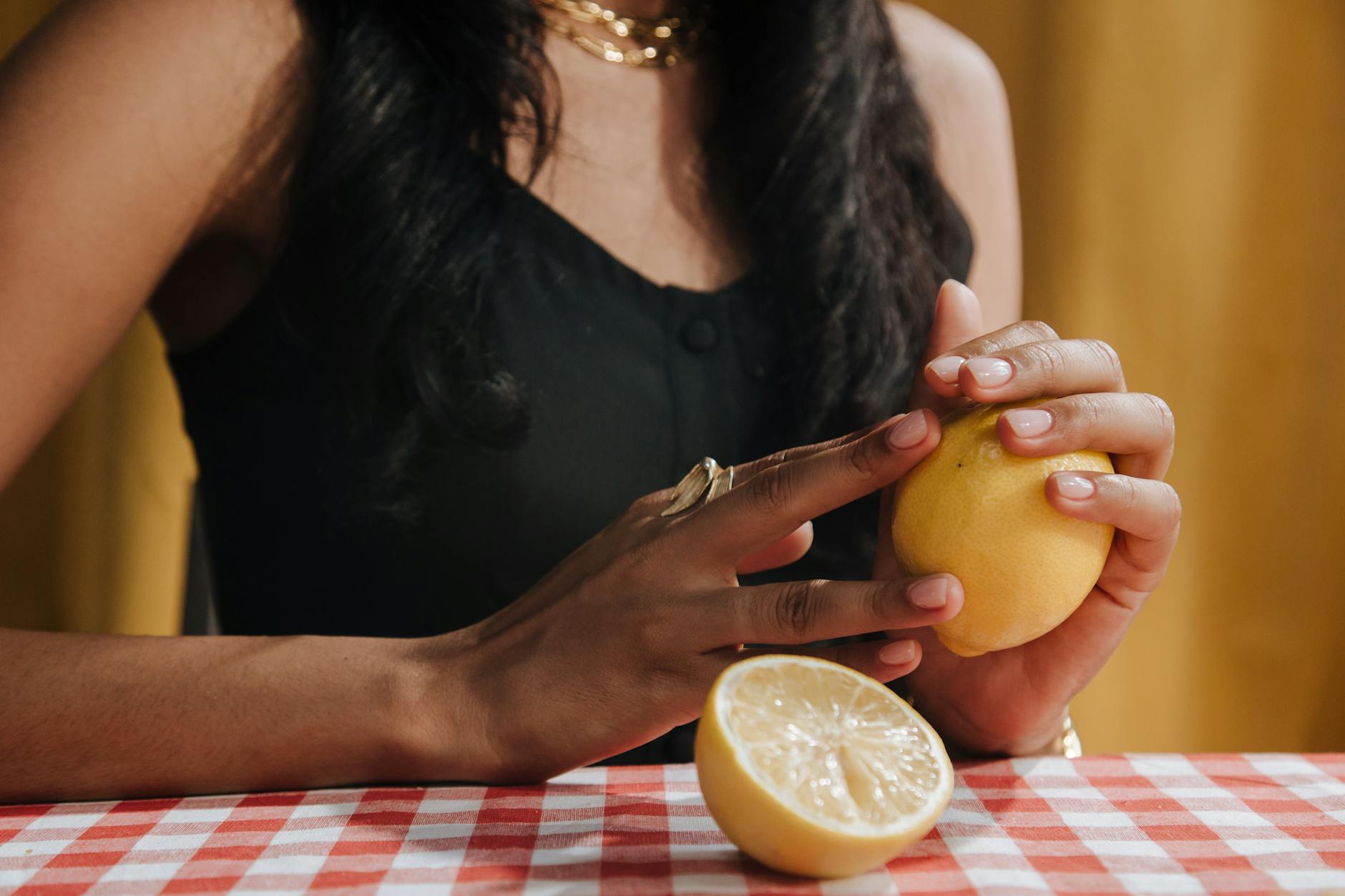 Una donna tiene in mano un limone fresco, simbolo di rinascita e vitalità dopo una lunga pausa