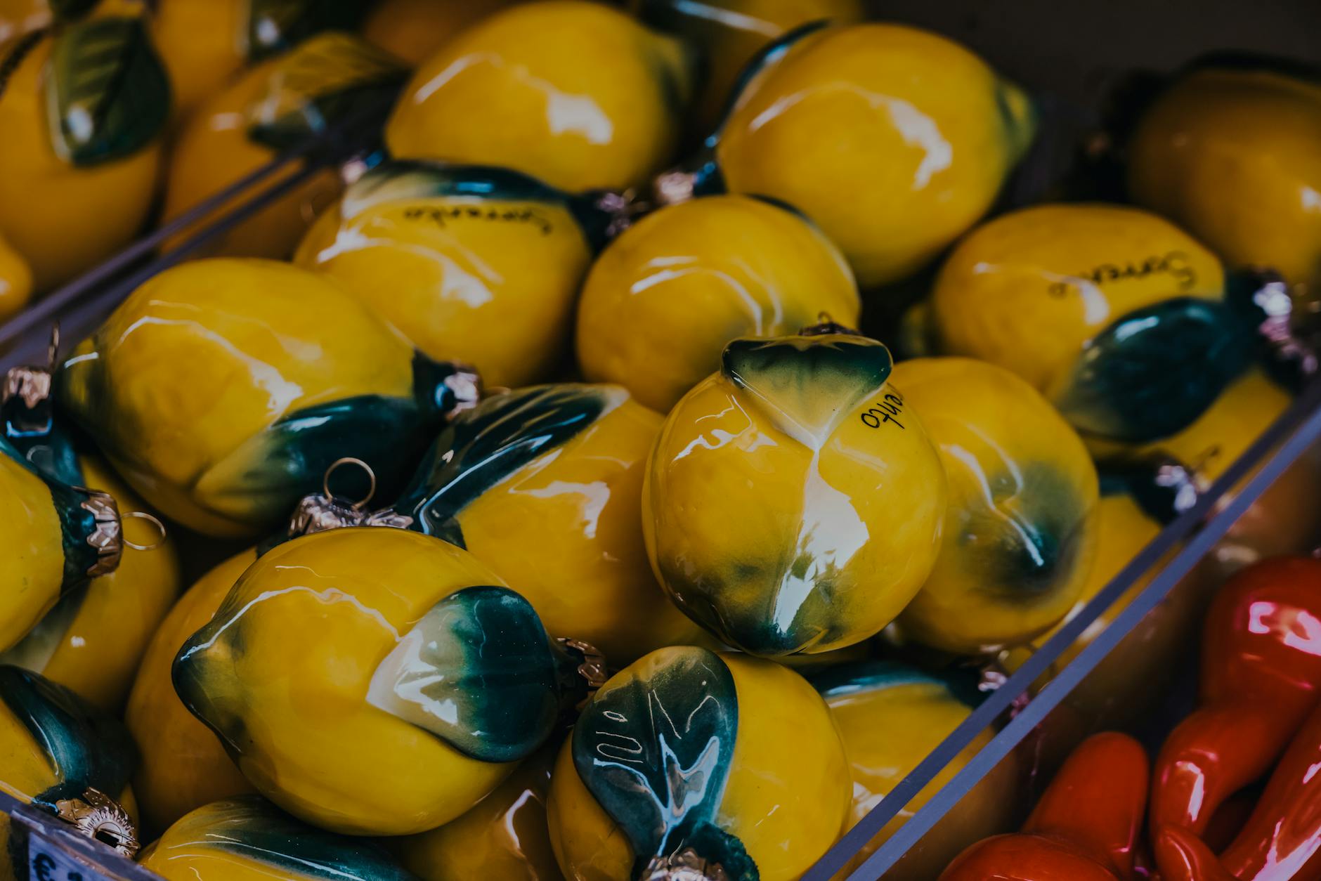 Limoni vibranti e gialli disposti con cura, simboleggiando il ritorno graduale del piacere