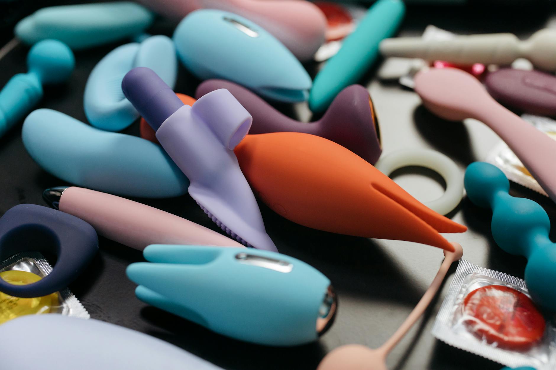Una selezione di vibratori colorati disposti da vicino, tra cui vibratori al limone per il piacere clitorideo.