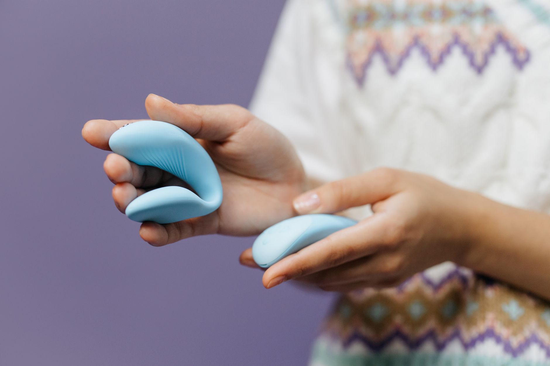 Immagine di mani che si tengono in un momento di intimità consapevole e connessione