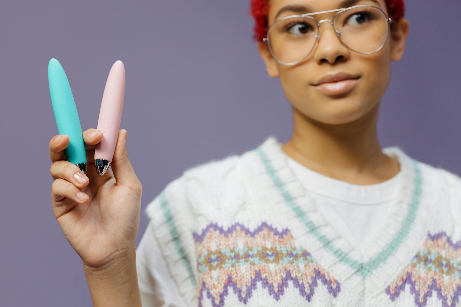 Due donne sorridenti che si divertono insieme, rappresentando la gioia e la connessione condivisa