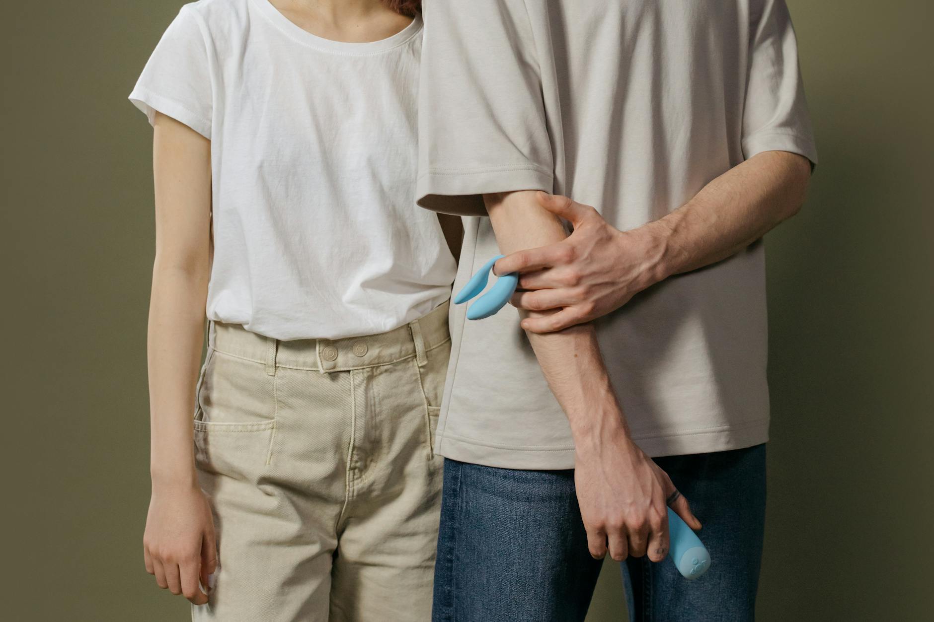 Una mano che tiene un limone su sfondo rosa morbido, simbolizzando il vibratore al limone per il piacere dopo i 50 anni